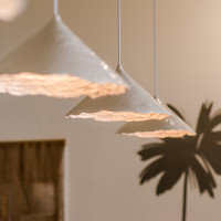 White ceramic pendant lamp with a textured edjes